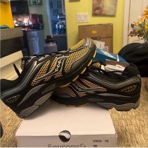 Saucony omni 9 pro sz 10 mens or 11.5 women new in box $155 retail price